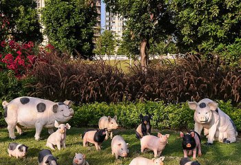 豬雕塑-動(dòng)物園擺放一群玻璃鋼豬雕塑