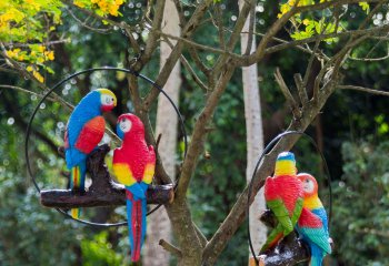 鸚鵡雕塑-動(dòng)物園樹上休息的玻璃鋼鸚鵡雕塑