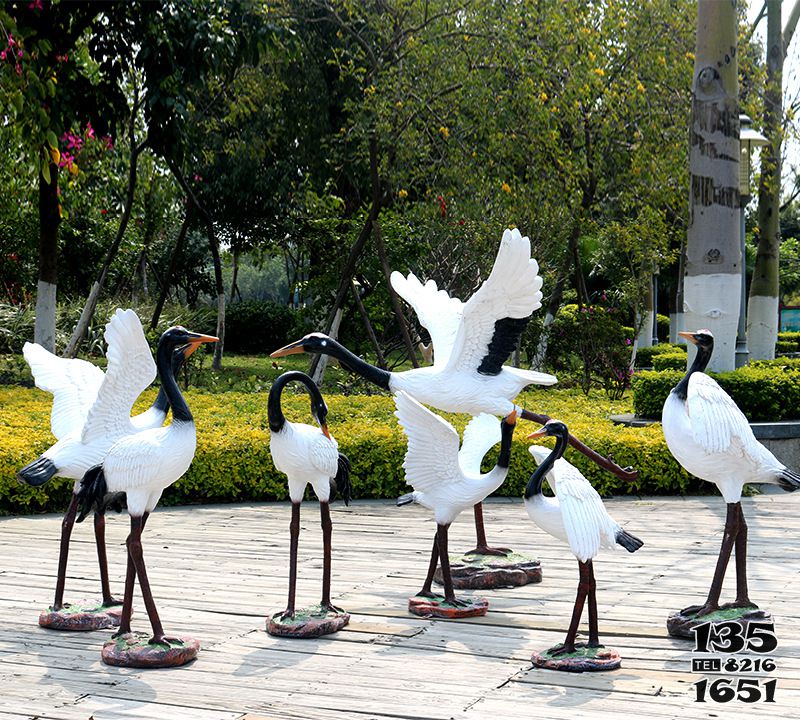 鶴雕塑-公園景觀(guān)玻璃鋼彩繪鶴雕塑高清圖片