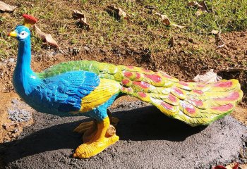 孔雀雕塑-公園里一只拖著尾巴散步的玻璃鋼彩繪孔雀雕塑