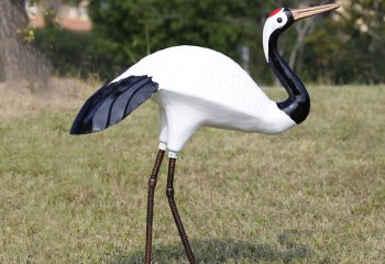 仙鶴雕塑-公園草坪一只玻璃鋼彩繪仙鶴雕塑