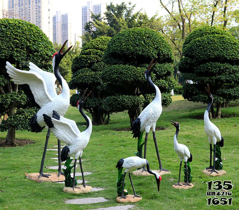 仙鶴雕塑-公園草坪創(chuàng)意玻璃鋼姿態(tài)各異的鶴雕塑高清圖片