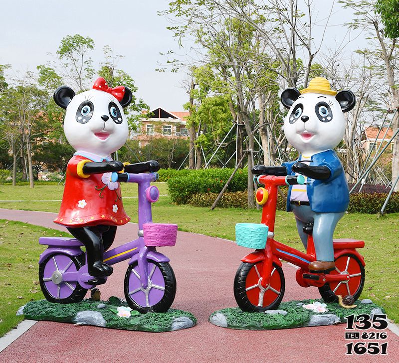 熊貓雕塑-幼兒園卡通奇奇妙妙騎車(chē)熊貓玻璃鋼雕塑高清圖片