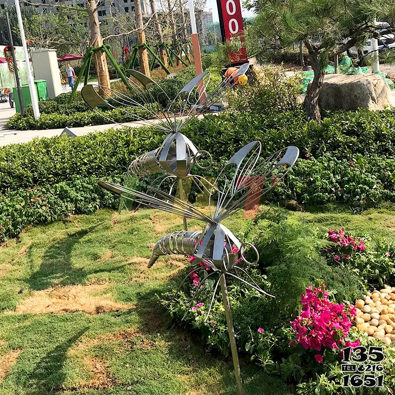 蜻蜓雕塑-公園小區(qū)花園草坪擺放鏤空抽象不銹鋼蜻蜓雕塑高清圖片