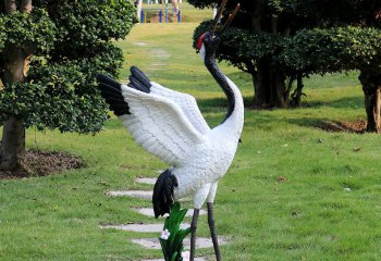 丹頂鶴雕塑-公園草坪展翅的丹頂鶴雕塑