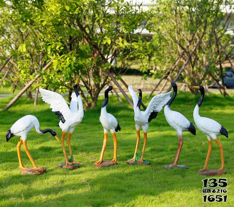 鶴雕塑-公園玻璃鋼彩繪創(chuàng)意鶴雕塑高清圖片