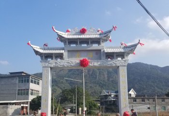 牌坊雕塑-山區(qū)農村口擺放單門青石牌坊