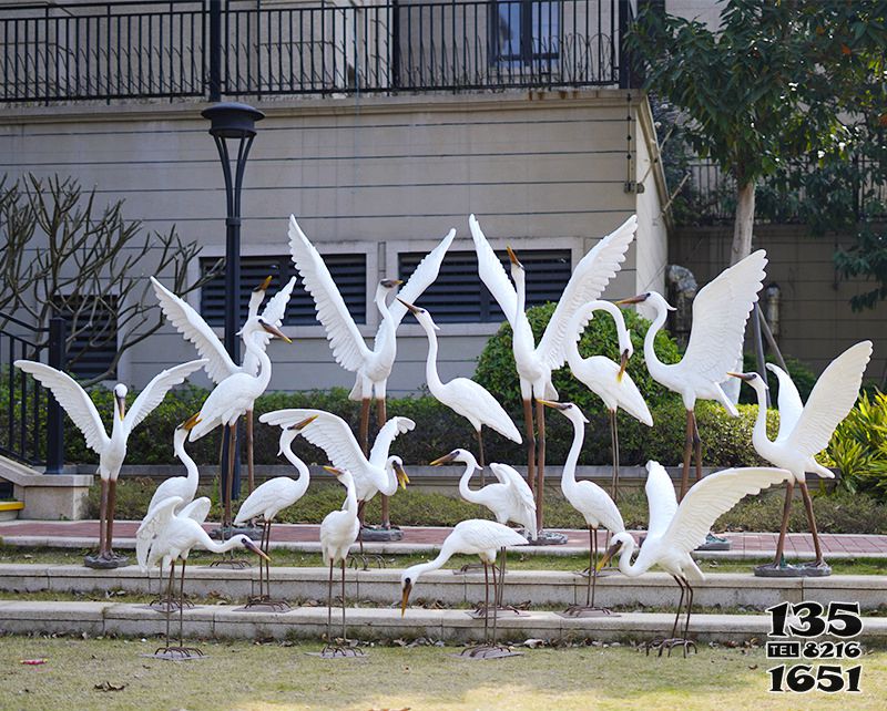 鶴雕塑-公園廣場一群玻璃鋼飛翔的鶴雕塑高清圖片