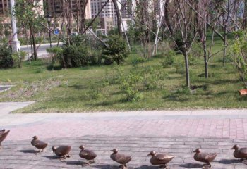 鴨子雕塑-公園里一群正在散步的玻璃鋼卡通鴨子雕塑