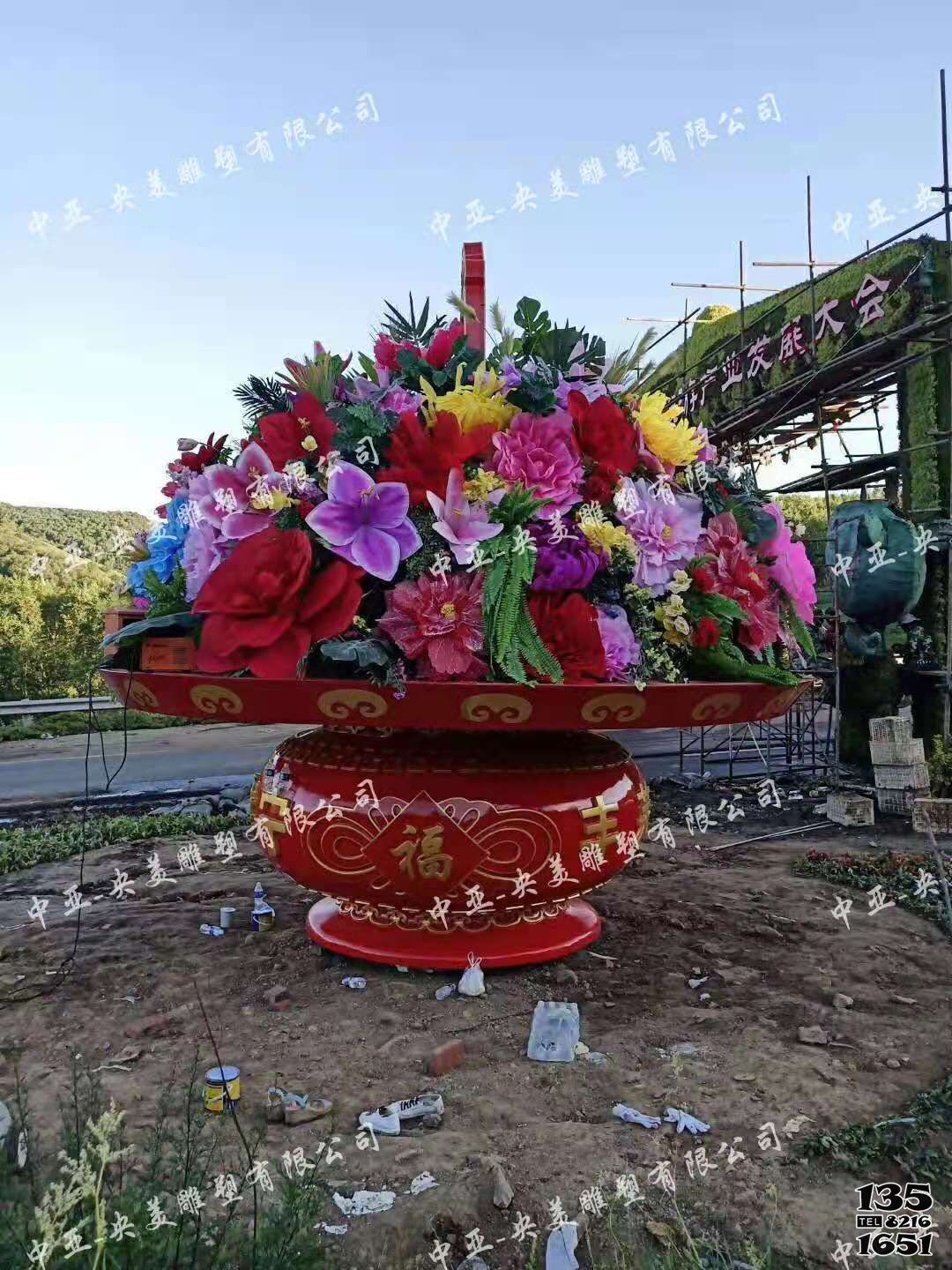 花籃雕塑-迎國慶玻璃鋼彩繪花朵花籃雕塑高清圖片