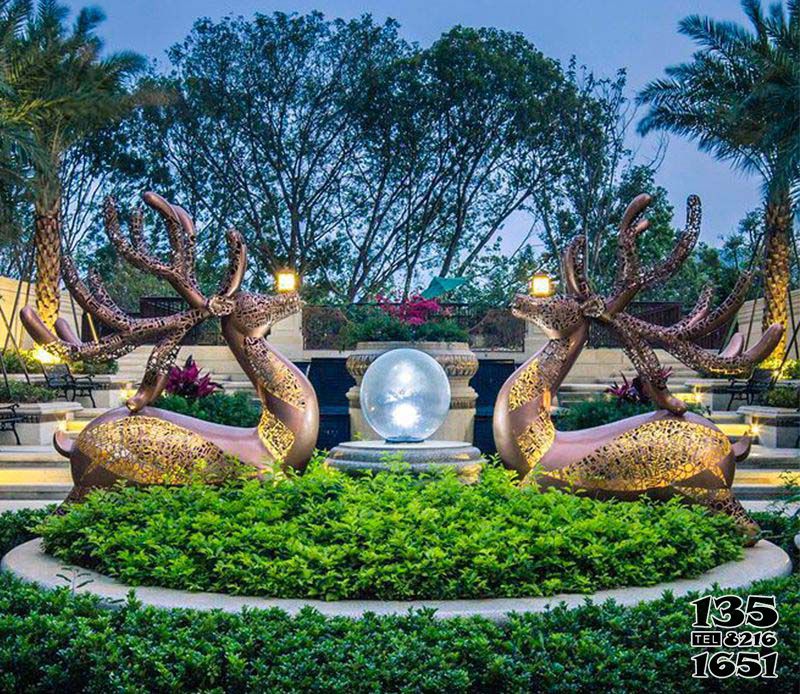 梅花鹿雕塑-公園廣場花壇中的大型不銹鋼兩只梅花鹿雕塑高清圖片