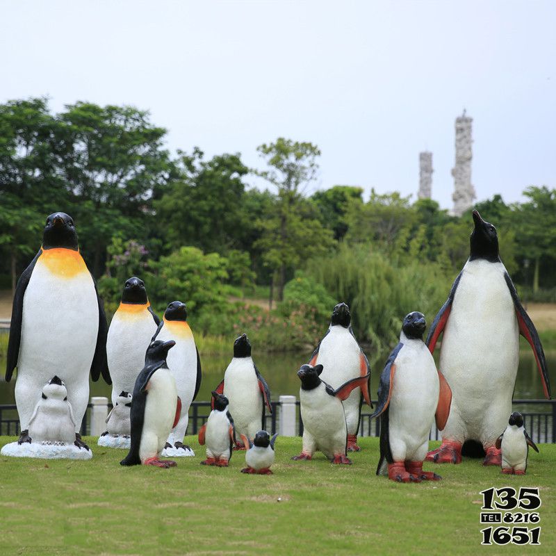 企鵝雕塑-庭院酒店流水仿真動物玻璃鋼企鵝雕塑高清圖片