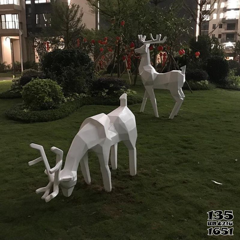 梅花鹿雕塑-公園玻璃鋼低頭吃草的幾何梅花鹿雕塑高清圖片