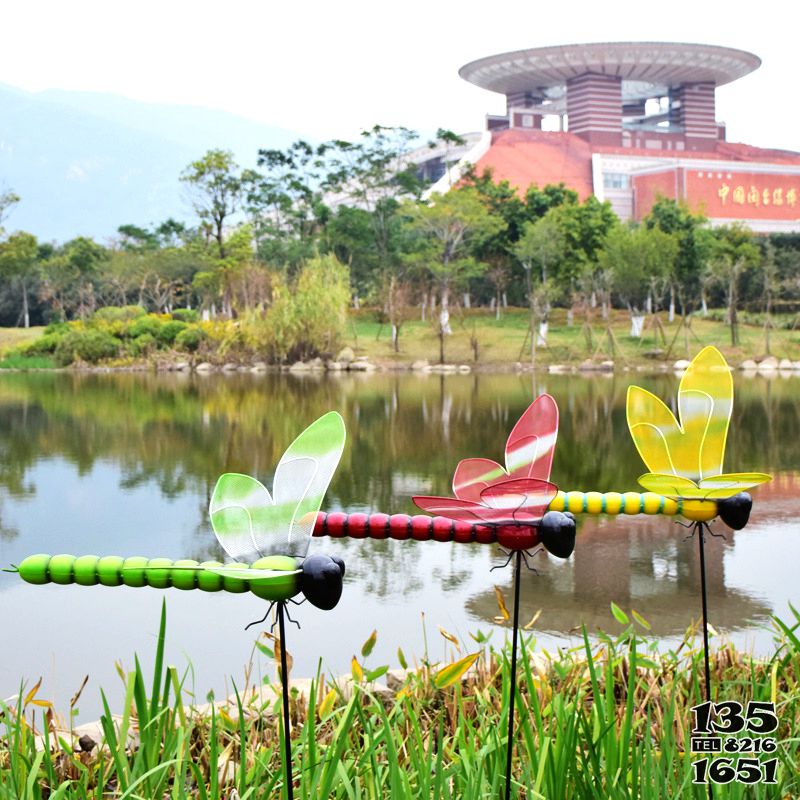 蜻蜓雕塑-大學(xué)校園湖邊彩色玻璃鋼蜻蜓雕塑高清圖片