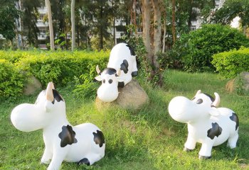 牛雕塑-動物園三只玩耍的卡通牛雕塑