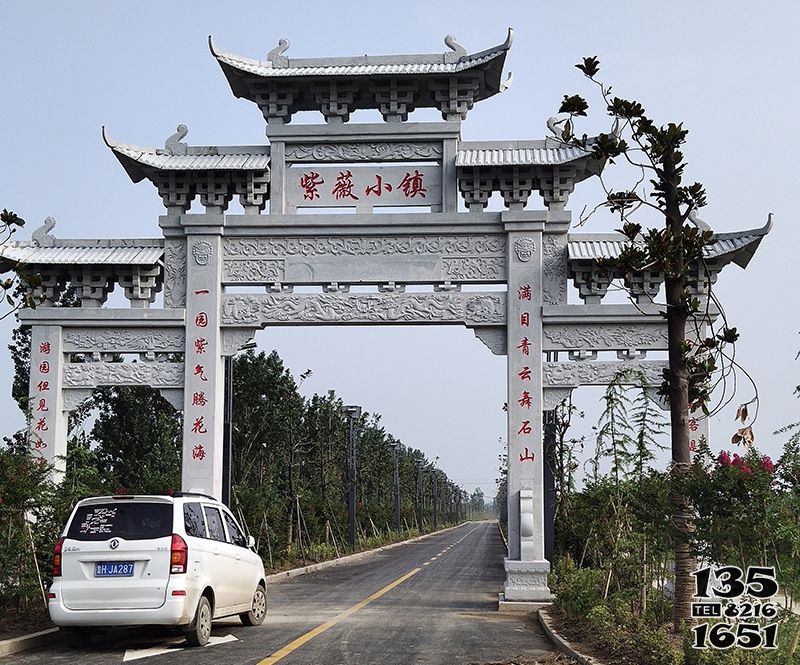 牌坊雕塑-紫薇古鎮(zhèn)景區(qū)入口石雕牌坊仿古建筑斗拱擺件牌坊雕塑高清圖片