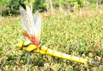 蜻蜓雕塑-游樂園學(xué)校擺放黃色大號(hào)玻璃鋼蜻蜓雕塑