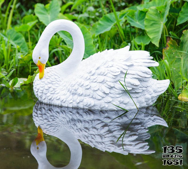 天鵝雕塑-池塘湖邊庭院別墅玻璃鋼浮水擺件高清圖片