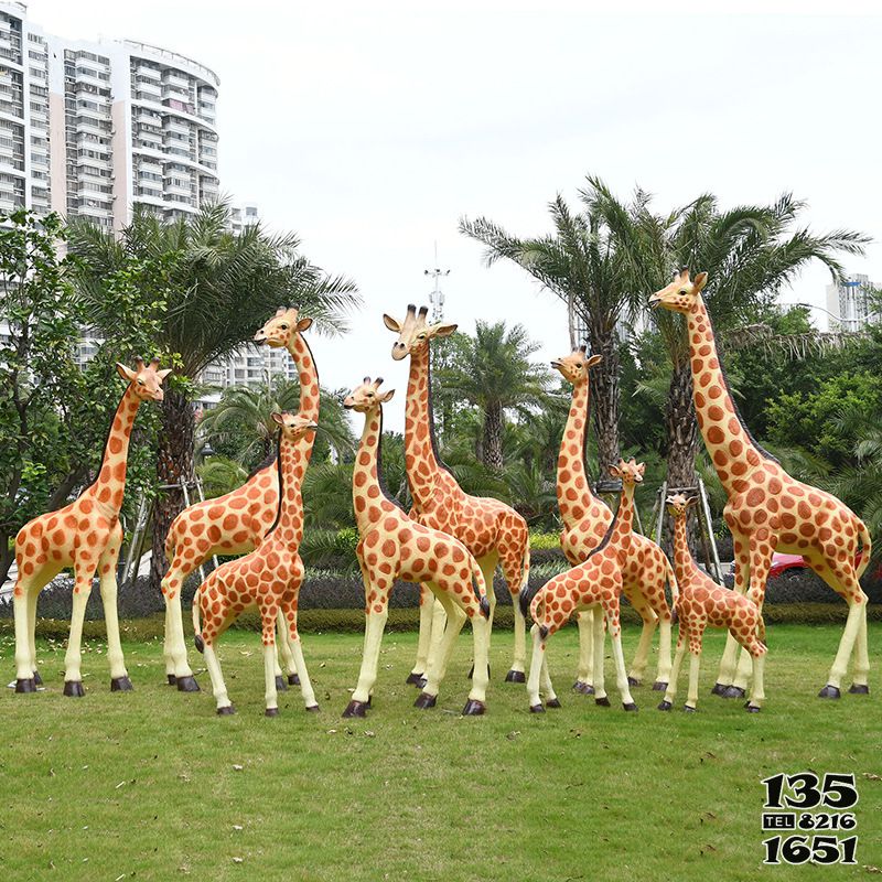 長頸鹿雕塑-公園草坪玻璃鋼彩繪仿真動物園林景觀長頸鹿雕塑高清圖片