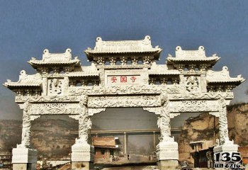 牌坊雕塑-景區(qū)安國寺門前擺放龍紋浮雕門樓牌坊雕塑