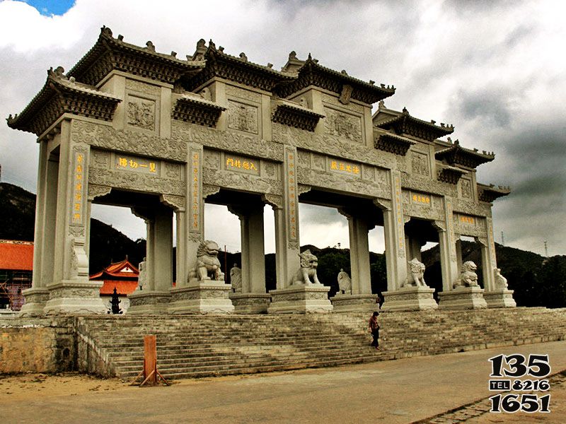 牌坊雕塑-寺院景區(qū)復(fù)式斗拱五門石雕牌樓坊高清圖片