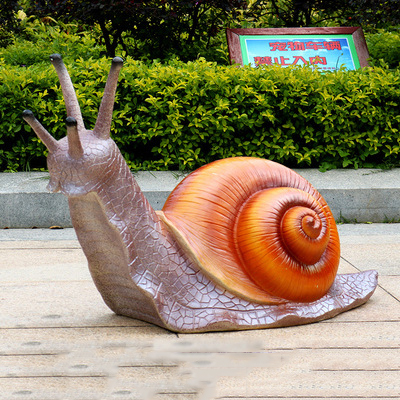 蝸牛雕塑-公園擺放的一只玻璃鋼彩繪蝸牛雕塑高清圖片