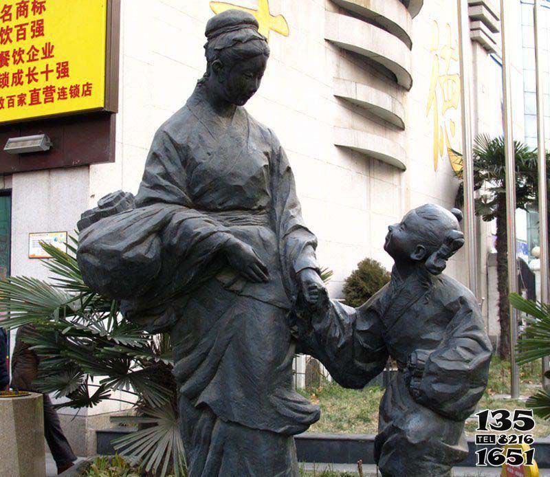 母子雕塑-商業(yè)街擺放古代銅鑄創(chuàng)意拉手母子雕塑高清圖片