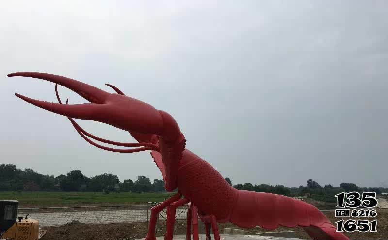 蝦雕塑-公園廣場擺放的舉著鉗子的玻璃鋼創(chuàng)意蝦雕塑高清圖片