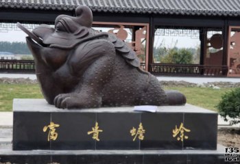 金蟾雕塑-公園里擺放的黑色玻璃鋼創(chuàng)意金蟾雕塑