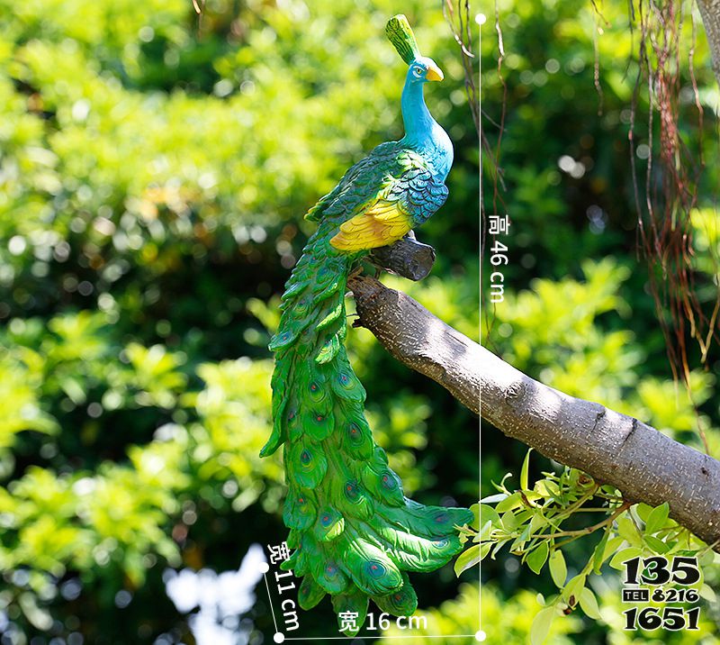 孔雀雕塑-公園樹上擺放的樹脂彩繪孔雀雕塑高清圖片