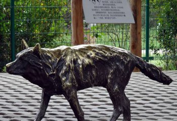 狼雕塑-景區(qū)動物園不銹鋼仿古做舊行走的狼雕塑