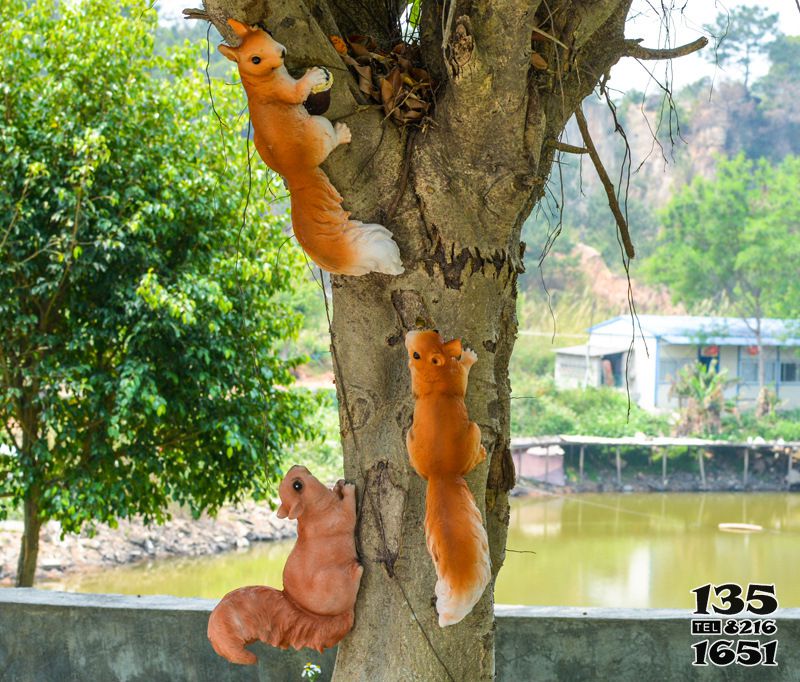 松鼠雕塑-動(dòng)物園三只爬樹的玻璃鋼松鼠雕塑高清圖片