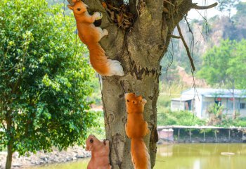 松鼠雕塑-動(dòng)物園三只爬樹的玻璃鋼松鼠雕塑