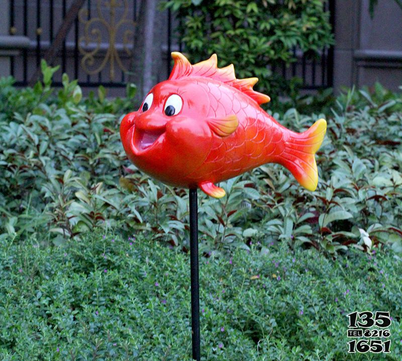 魚(yú)雕塑-草坪一只微笑紅色玻璃卡通鋼魚(yú)雕塑高清圖片