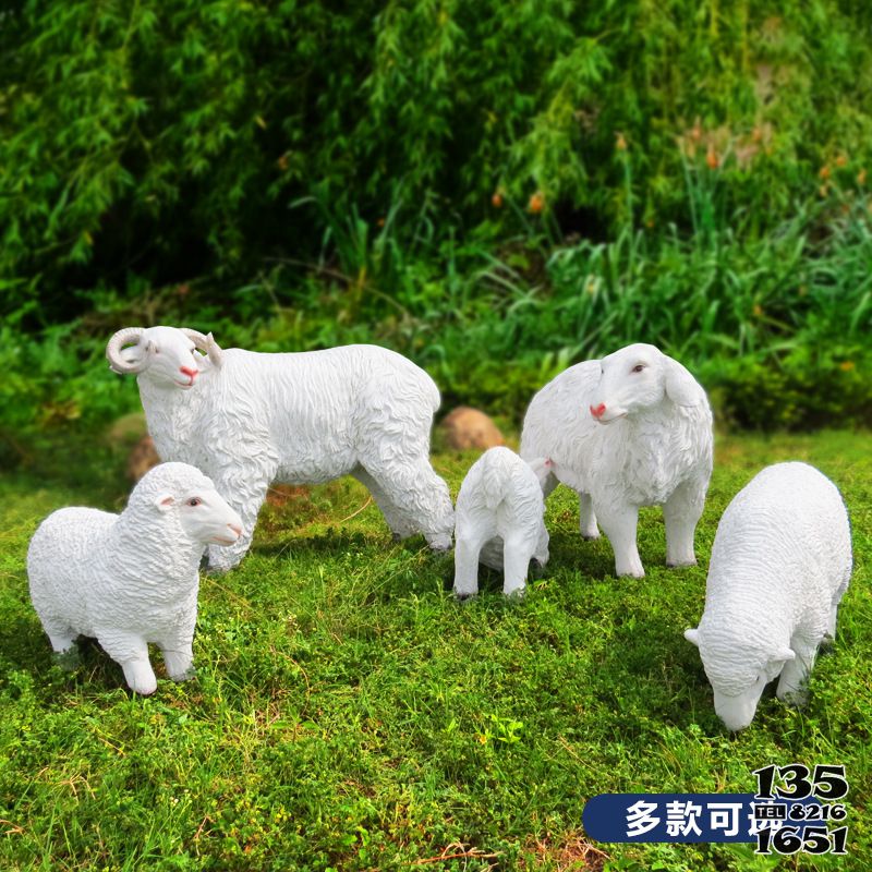 綿羊雕塑-草地上一群形態(tài)各異的玻璃鋼仿真雕塑高清圖片