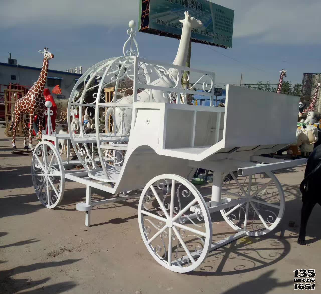 南瓜馬車雕塑-商場戶外鏤空白色不銹鋼馬車雕塑高清圖片