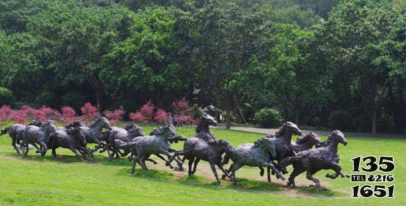 馬群雕塑-公園里擺放的一群黑色狂奔的玻璃鋼 抽象馬群雕塑高清圖片