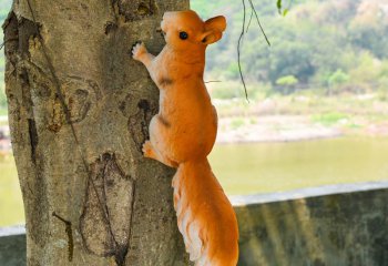 松鼠雕塑-動(dòng)物園一只爬樹(shù)的玻璃鋼松鼠雕塑