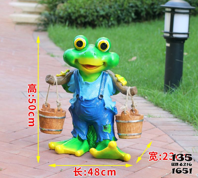 青蛙雕塑-公園玻璃鋼創(chuàng)意挑擔(dān)青蛙雕塑高清圖片