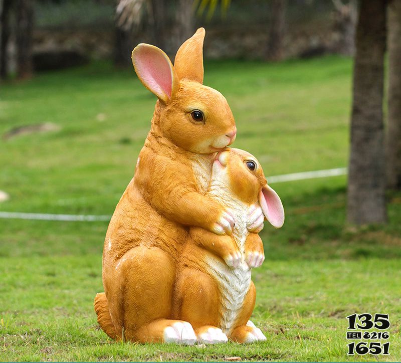 兔子雕塑-動(dòng)物園兩只玻璃鋼黃色母子兔子雕塑高清圖片