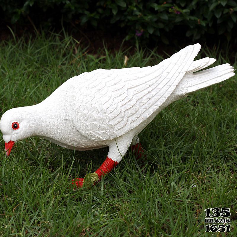 鴿子雕塑-草坪公園覓食玻璃鋼樹脂鴿子雕塑高清圖片