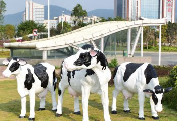 奶牛雕塑-動(dòng)物園三只玻璃鋼奶牛雕塑