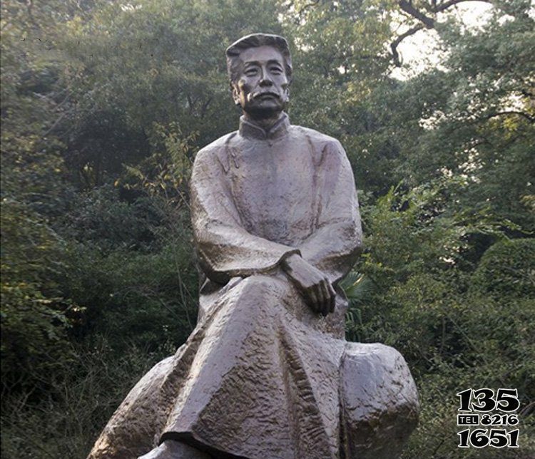 魯迅雕塑-玻璃鋼公園景區(qū)景觀人物景觀裝飾品坐在石頭上的魯迅雕塑