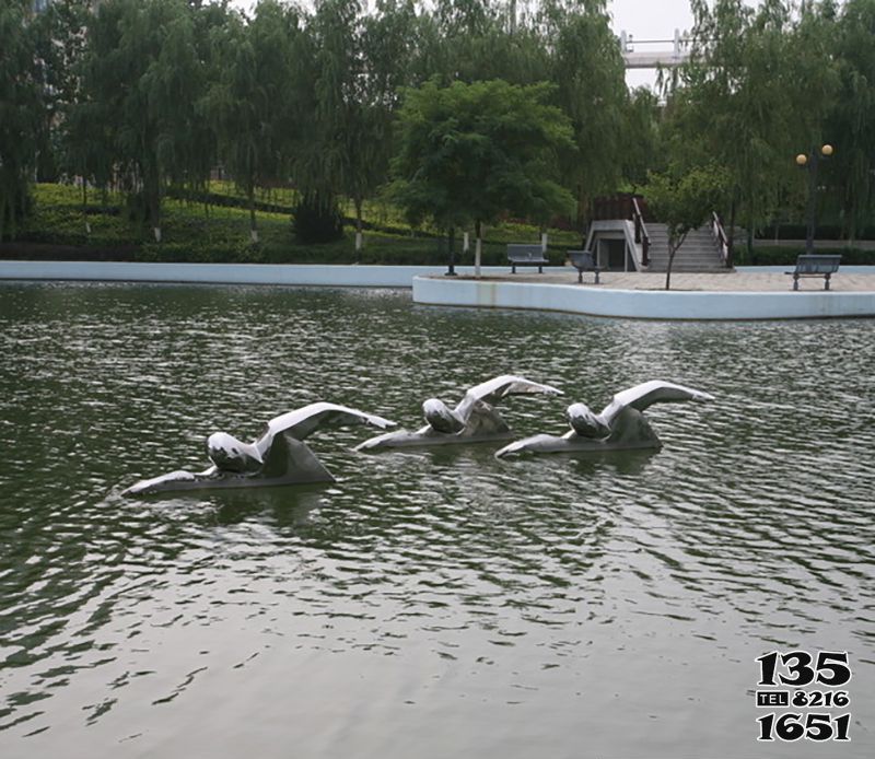 游泳雕塑-公園湖小河游泳運(yùn)動員不銹鋼雕塑高清圖片