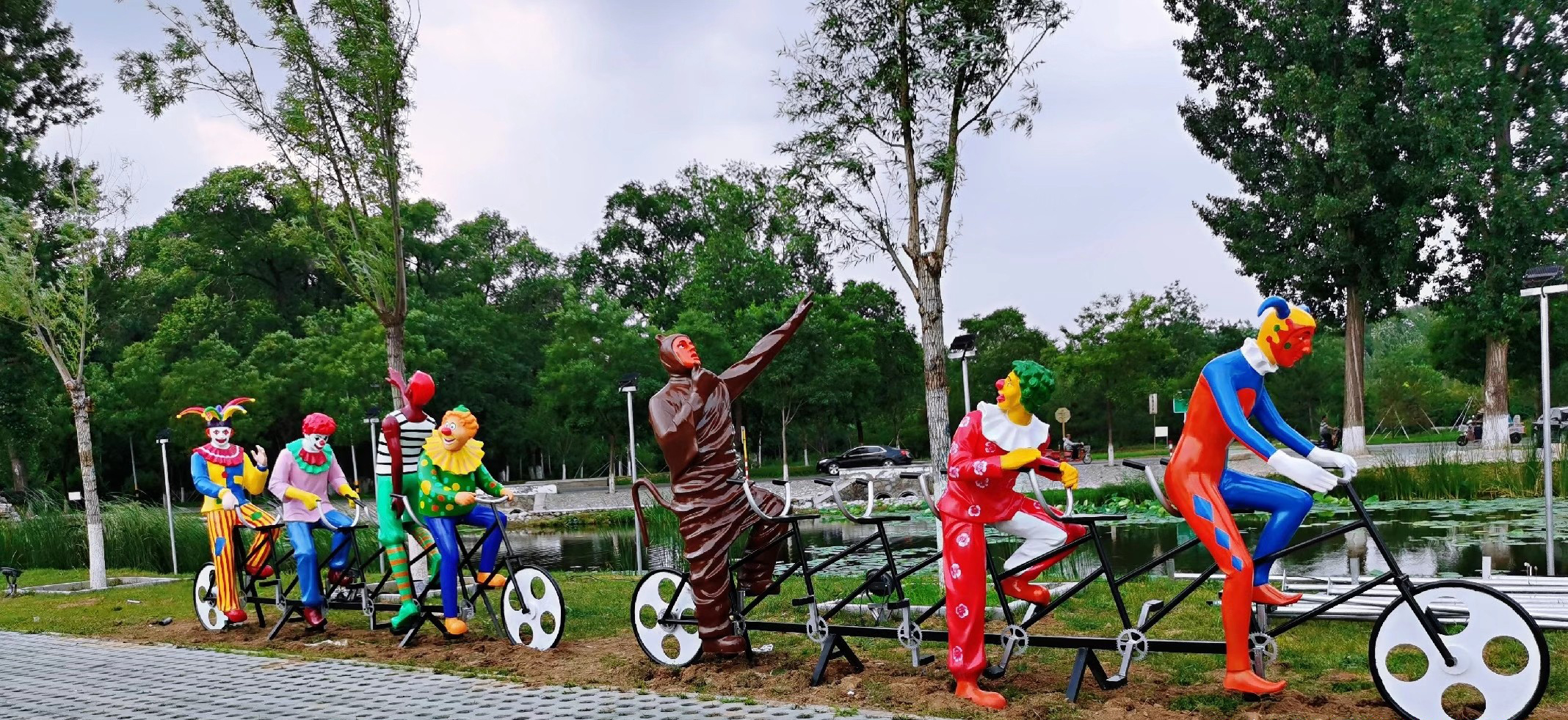 玻璃鋼騎車(chē)小丑人物雕塑-玻璃鋼騎車(chē)小丑人物雕塑高清圖片